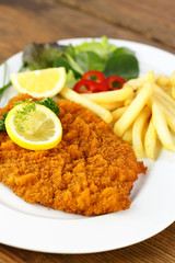 Schweineschnitzel mit pommes