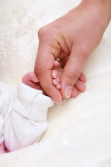 Babyhand greift Mutterhand