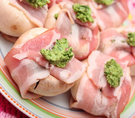 Champignons mit Speck und Bärlauchbutter