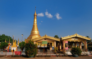 Fototapeta premium Golden pagoda mawlamyine