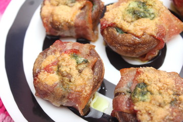 Champignons mit Speck und Bärlauchbutter