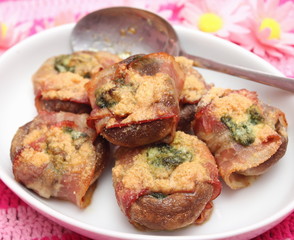 Champignons mit Speck und Bärlauchbutter