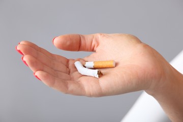 Hand einer Frau mit durchgebrochener Zigarette