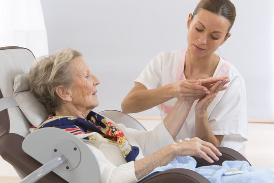 Massage Main Senior Femme