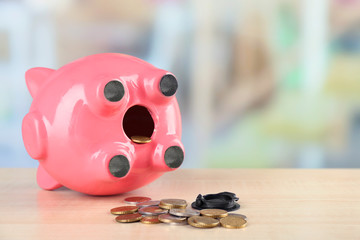 Obraz premium Opened piggy bank with coins