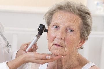 Auscultation senior femme