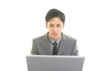 ノートパソコンで仕事中のビジネスマン