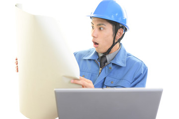 驚いた表情の労働者