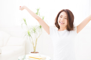 部屋でリラックスする女性