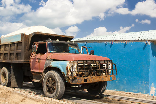 Vieja volqueta oxidada en la mina de sal a cielo abierto de Manaure en la Guajira en Colombia	