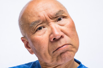 怒り顔のシニアのアップ