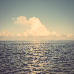 Naklejka premium sea ocean cloud blue sky retro vintage