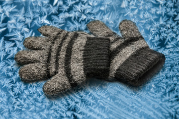 Fototapeta na wymiar Children's woolen gloves