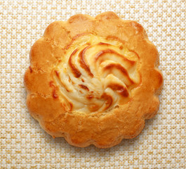 Round biscuit with filling