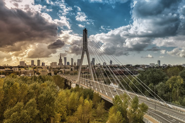Naklejka premium Warszawska linia horyzontu za mostem, Polska