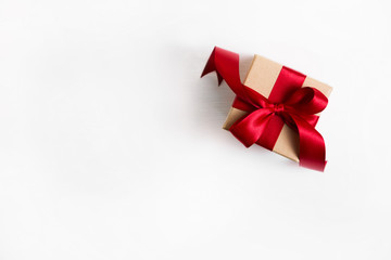 Ein Geschenk auf Holz Hintergrund weiß mit roter Schleife: Xmas