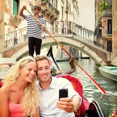 Naadloos Fotobehang Airtex Selfie couple using smartphone in Venice gondola © Maridav