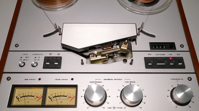 old reel tape recorder with spinning reels - 4k