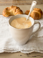 Frühstück Kaffee und Croissant