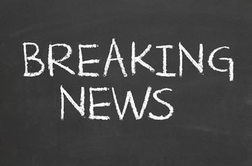 Fototapeta premium Breaking news text on chalkboard