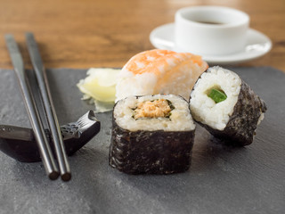 Sushi auf Schieferplatte