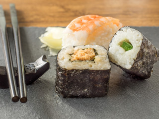 Sushi auf Schieferplatte