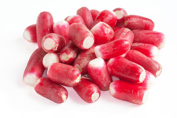 Radis en vrac sur fond blanc