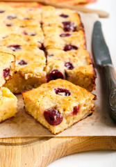 Apple and berry traybake
