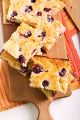 Apple and berry traybake