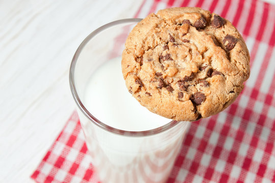 Chocolate cookie and glass of milk