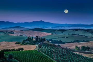 Gordijnen Toscane landschap in maanlicht bij dageraad, Val d& 39 Orcia, Italië © JFL Photography