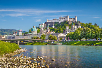 Obraz premium Historyczne miasto Salzburg z rzeką Salzach wiosną, Austria
