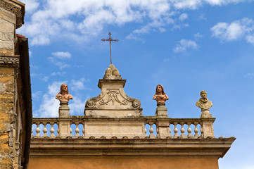 Fototapeta na wymiar statues on the balcony