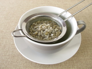 Grüner Kaffee im Teesieb