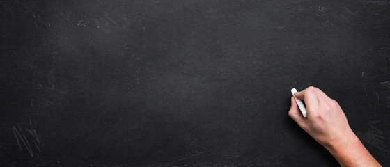 Hand vor Kreidetafel Hintergrund
