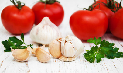 garlic, parsley and tomatoes