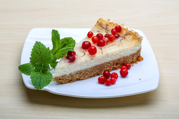 Cheesecake with berries and mint