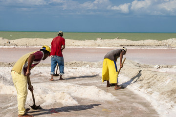 Hombres trabajando en las piscinas de evaporación en la mina de sal a cielo abierto de Manaure en la Guajira en Colombia
