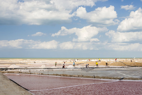 Hombres trabajando en las piscinas de evaporaci&oacute;n en la mina de sal a cielo abierto de Manaure en la Guajira en Colombia