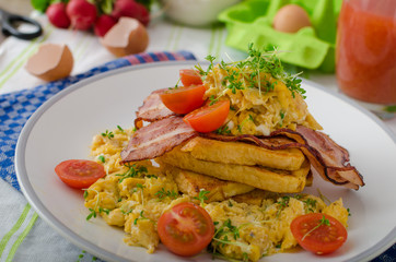Scrambled eggs with bacon and French toast