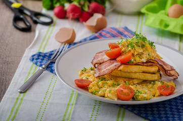 Scrambled eggs with bacon and French toast