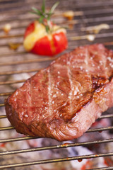 Steak auf dem Grill mit Grilltomate