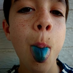 Niño enseñando su lengua azul