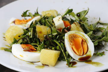 Löwenzahnsalat mit Eier, Kartoffeln und Kürbiskernöl