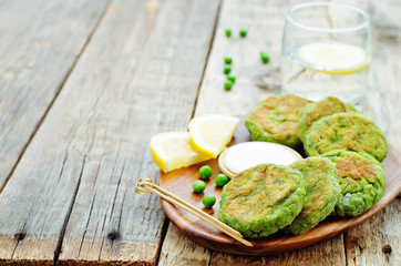 fritters green peas with yogurt sauce and lemon