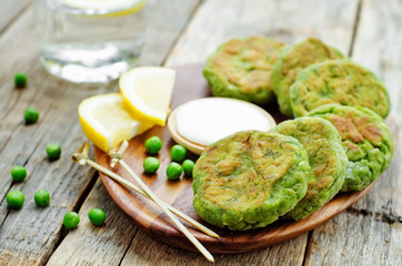 fritters green peas with yogurt sauce and lemon