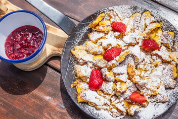 Kaiserschmarrn mit Erdbeeren in Eisenpfanne