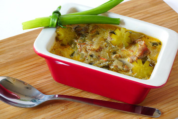 Мясо,тушеное с солеными огурцами в керамическом...