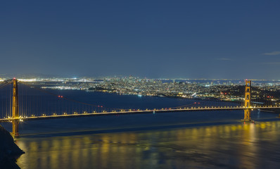 Fototapeta premium Golden Gate bridge and San Francisco downtown looking south at l