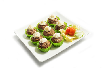 polpette di carne pasticcino su sfondo bianco